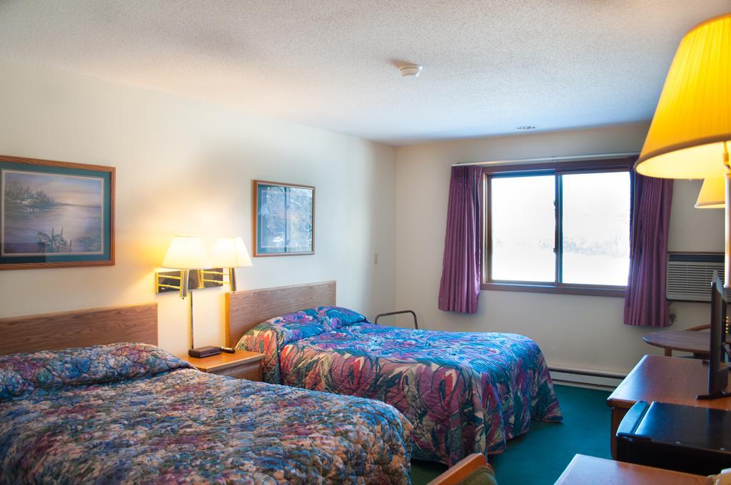 Cobblestone Inn & Suites - Merrill Exteriér fotografie