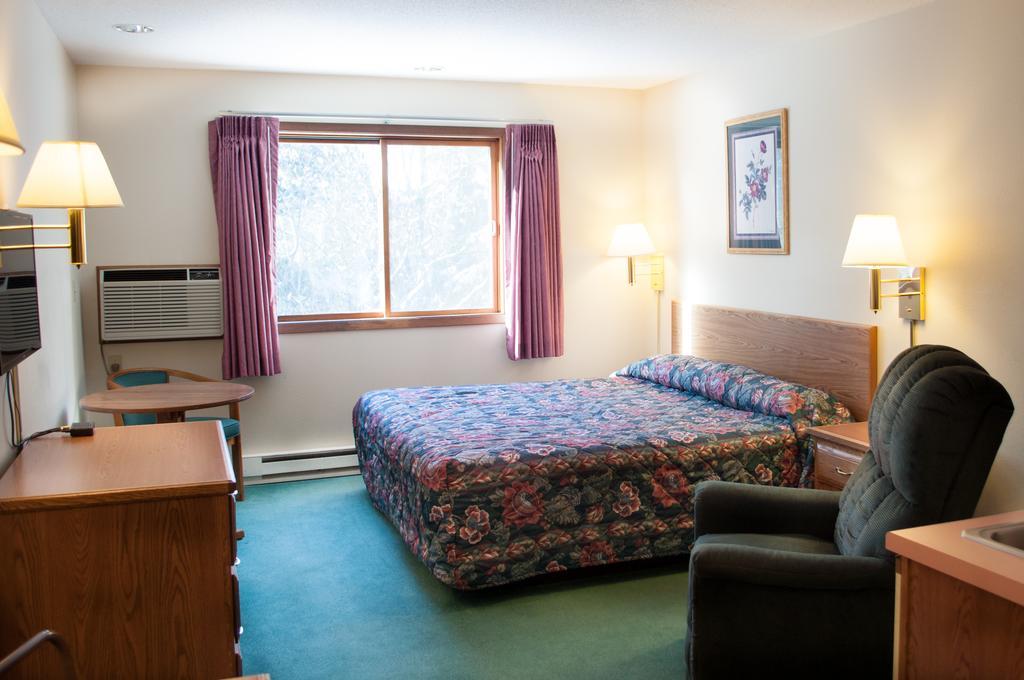 Cobblestone Inn & Suites - Merrill Exteriér fotografie
